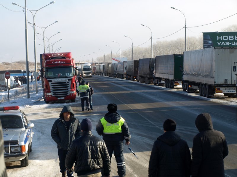 Дальнобойщики выставили сотни фур на въезде в Новосибирск